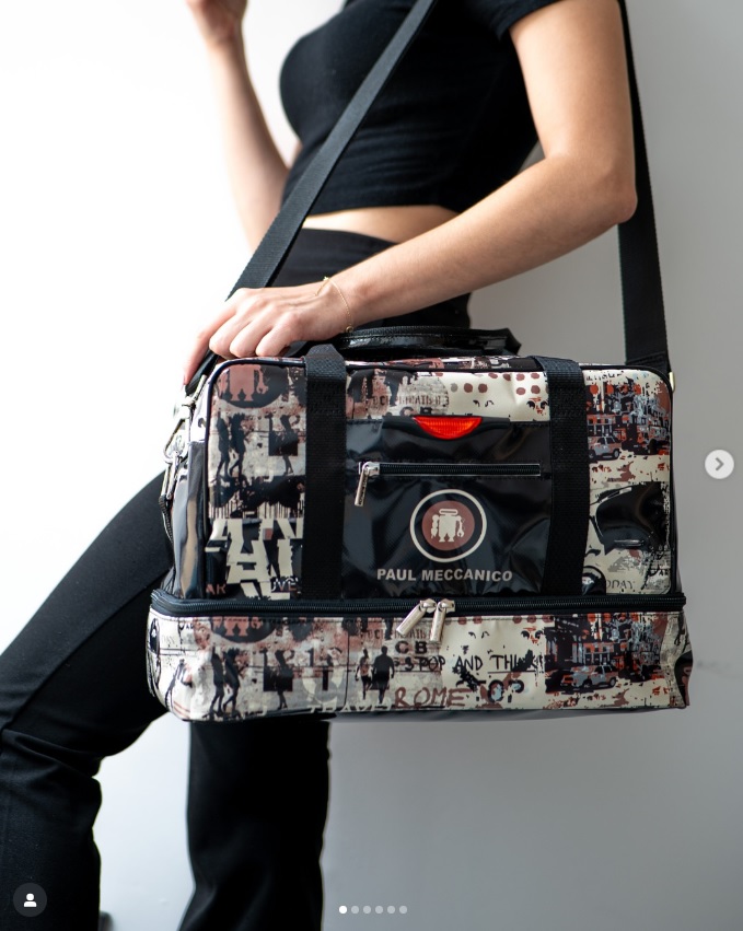 Al check-in hai sempre paura di pagare il supplemento per il bagaglio a mano?

Allora hai bisogno di #Flyme, il borsone Paul Meccanico!

- Dimensioni standard bagaglio a mano – 40×20×25 cm, così voli senza pensieri
- Organizzazione smart – tasca interna, esterna e inferiore per avere tutto in ordine
- Materiale indistruttibile – in telone camion, pronto a sopravvivere a ogni viaggio
- Dettaglio catarifrangente – per essere sempre visibile
- Limited Edition – massimo 100 pezzi per variante in tutto il mondo

Nuove fantasie disponibili in negozio e sul sito.

Non restare a terra, prendi il volo con FLYME! ✈️
https://paulmeccanico.it/pm/limited-edition-it/bagaglio-a-mano-flyme/

#Borsone #Valigia #Vacanza #Viaggiare #Palestra #Palestra #BorseArtigianali #FattoAMano #MadeInItaly #ModaItaliana #FashionAddict #StyleInspo #BagLover #OOTD #LookOfTheDay #ItBag #BagInspiration #LuxuryBag #BagAddict #BagOfTheDay #DesignerBag #LimitedEditionBag #HandmadeBag #PaulMeccanico #InooutDesign #NegozioDesignMarche #ScopriLeMarche #ShoppingMarche #WeekendNelleMarche