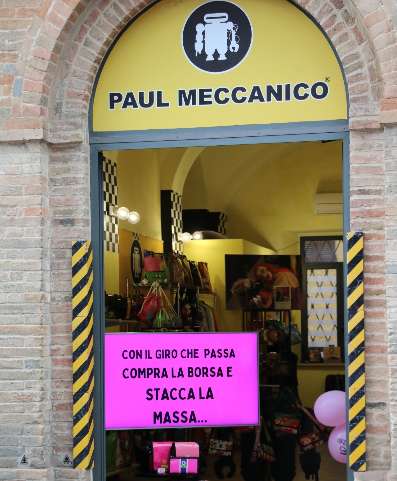 Aspettando il Giro d'Italia @giroditalia… 🚴 
.
.
.
#SarnanoinBorsa #BorseConIronia #SportEStile #ShoppingDivertente #PaulMeccanico #PaulMeccanicobags #PaulMeccanicoSarnano #PaulMeccanicoMarche #ciclismodaridere #ironiadalweb #GirodItalia #PassioneCiclismo #ColoriInGiro #BorseInCorsa #EmozioniInPedalata #CiclismoItaliano #GiroInBorsa #VivaIlGiro #giro100 #giro #GiulianovaCastelraimondo