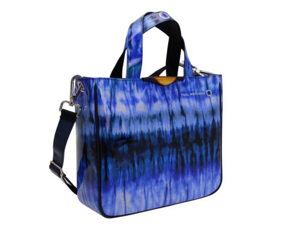 TOTE BAG AZZURRA CON FANTASIA TIE DYE. MODELLO GLAM REALIZZATO IN TELONE CAMION. - immagine 2