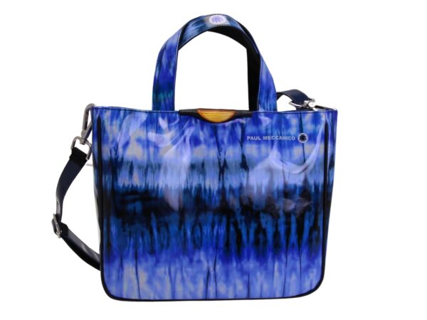 TOTE BAG AZZURRA CON FANTASIA TIE DYE. MODELLO GLAM REALIZZATO IN TELONE CAMION.