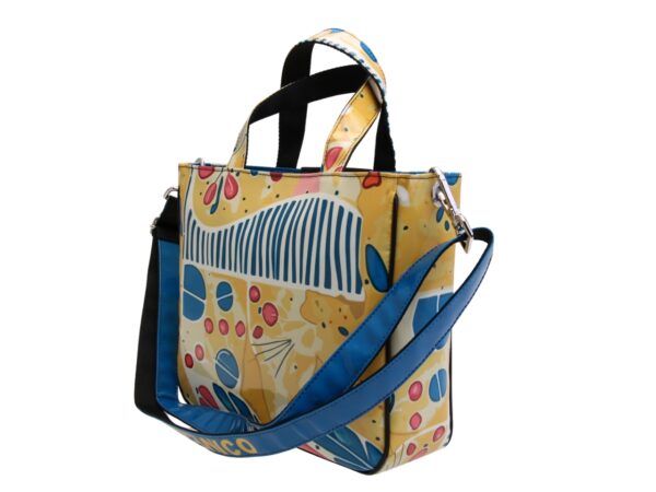 TOTE BAG CAPSULE "POP TROPICAL". MODELLO GLAM REALIZZATO IN TELONE CAMION. - immagine 3