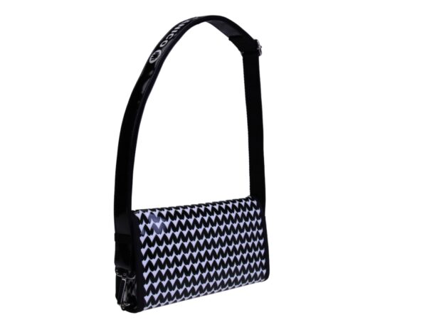 POCHETTE BIANCA E NERA CON "CUORI". MODELLO CANDY REALIZZATO IN TELONE CAMION. - immagine 2