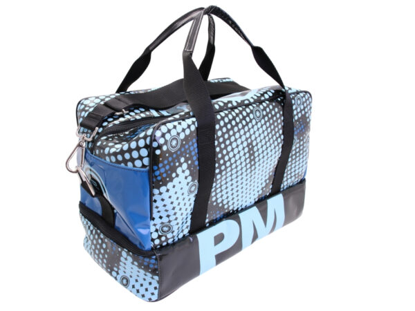 BORSA BAGAGLIO A MANO AZZURRA STILE TECNICO MISURE 40 X 20 X 25 CM. MODELLO FLYME REALIZZATO IN TELONE CAMION. - immagine 5