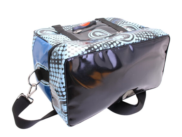 BORSA BAGAGLIO A MANO AZZURRA STILE TECNICO MISURE 40 X 20 X 25 CM. MODELLO FLYME REALIZZATO IN TELONE CAMION. - immagine 7