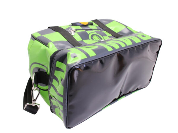 BORSA BAGAGLIO A MANO NERA E VERDE MISURE 40 X 20 X 25 CM. MODELLO FLYME IN TELONE CAMION. - immagine 6