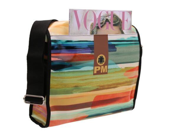 MAXI BORSA A TRACOLLA MULTICOLORE CON EFFETTO SFUMATO. MODELLO BREAK REALIZZATO IN TELONE CAMION. - immagine 5