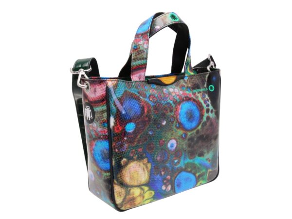 TOTE BAG CON FANTASIA TIE DYE. MODELLO GLAM REALIZZATO IN TELONE CAMION. - immagine 3