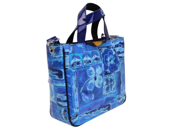 TOTE BAG AZZURRA CON FANTASIA FLOREALE. MODELLO GLAM REALIZZATO IN TELONE CAMION - immagine 2