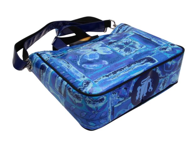 TOTE BAG AZZURRA CON FANTASIA FLOREALE. MODELLO GLAM REALIZZATO IN TELONE CAMION - immagine 3