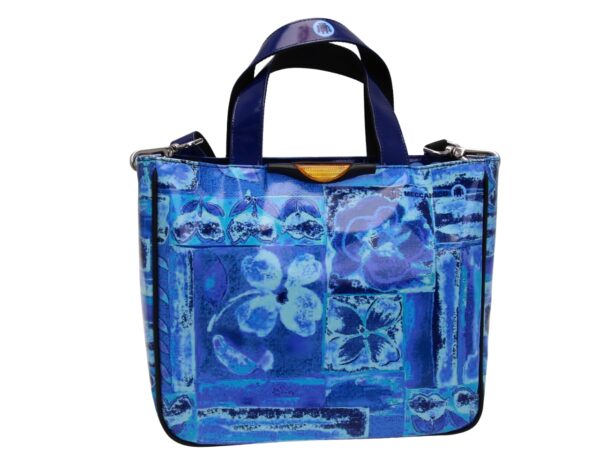 TOTE BAG AZZURRA CON FANTASIA FLOREALE. MODELLO GLAM REALIZZATO IN TELONE CAMION