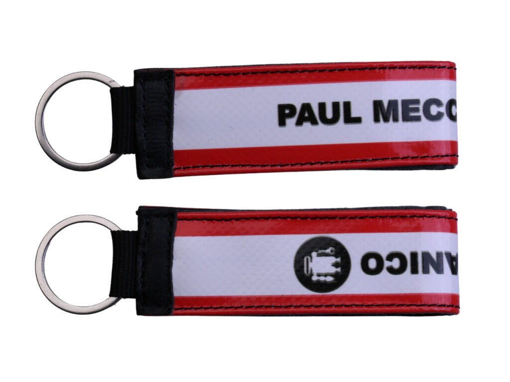 ORGANIZZATORE DI CHIAVI DI COLORE ROSSO E BIANCO.