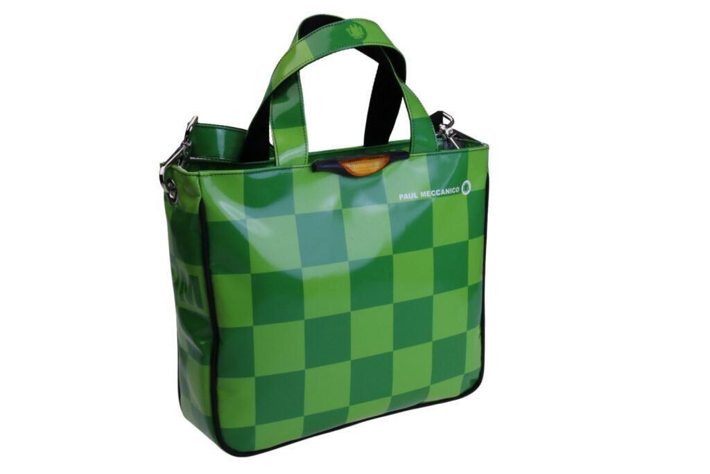 ..TOTE VERDE CON FANTASIA A SCACCHI. MODELLO GLAM REALIZZATO CON TELONI DI CAMION.