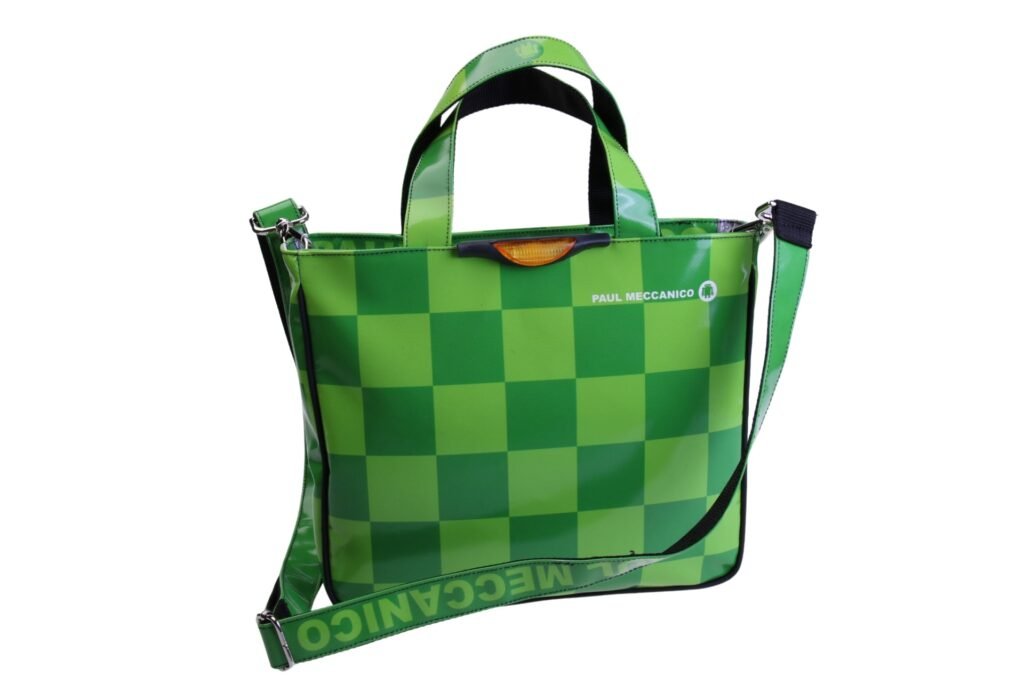 ..TOTE VERDE CON FANTASIA A SCACCHI. MODELLO GLAM REALIZZATO CON TELONI DI CAMION.