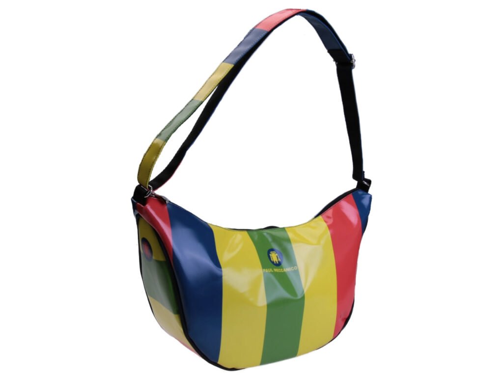 BORSA A MEZZALUNA MULTICOLORE CON MOTIVO A RIGHE. MODELLO SPACCATO IN TELONE DA CAMION.