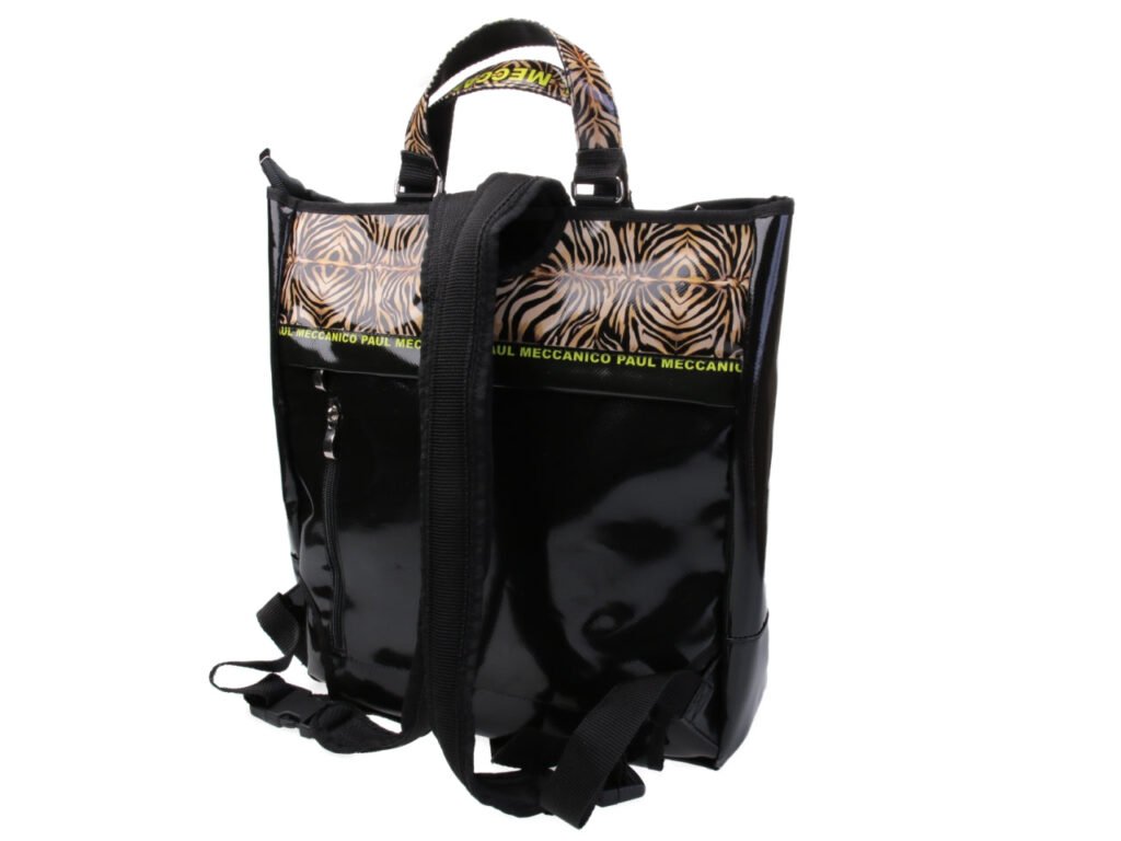 CARTELLA E ZAINO 2 IN 1 DI COLORE NERO CON FANTASIA ANIMALIER. MODELLO IBRIDO REALIZZATO CON TELONI DI CAMION.