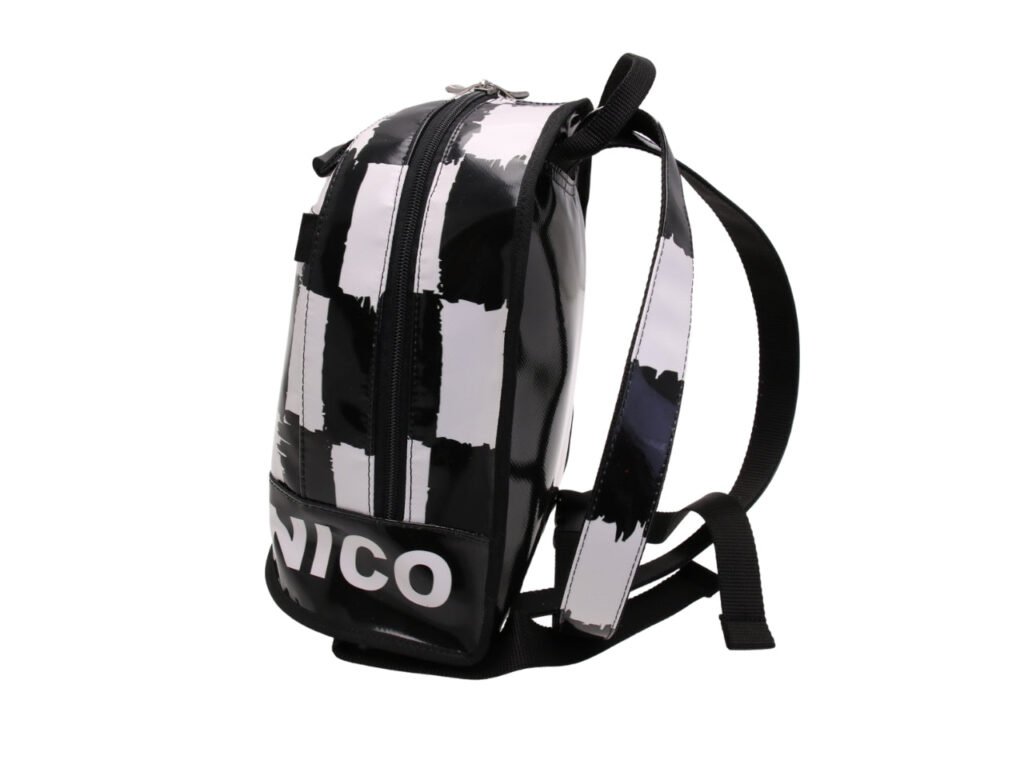 ...ZAINO IN BIANCO E NERO CON FANTASIA A SCACCHI. MODELLO SUPERINO REALIZZATO CON TELONI DI CAMION.