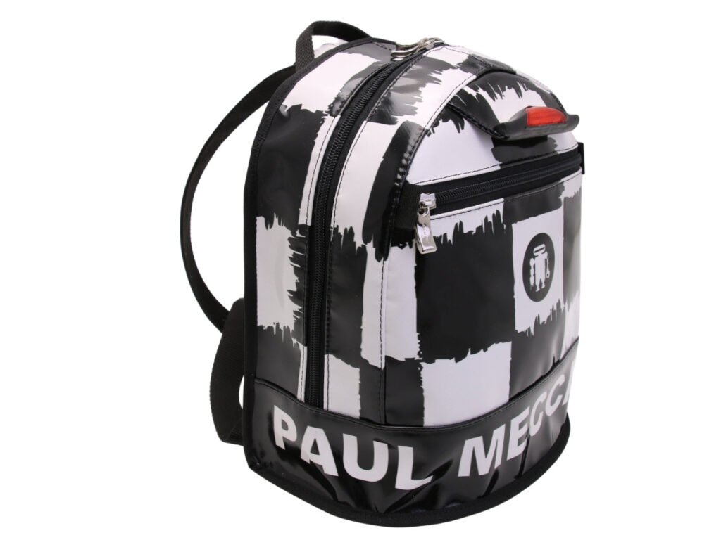 ...ZAINO IN BIANCO E NERO CON FANTASIA A SCACCHI. MODELLO SUPERINO REALIZZATO CON TELONI DI CAMION.