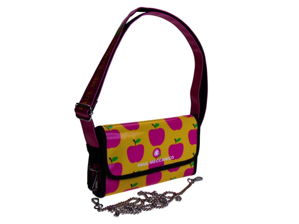 ...POCHETTE "MELE". MODELLO DI CARAMELLA REALIZZATO CON TELONI DI CAMION.