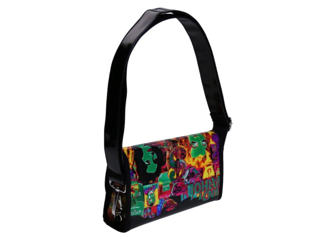 ...POCHETTE FANTASIA MURALE. MODELLO DI CARAMELLA REALIZZATO CON TELONI DI CAMION.