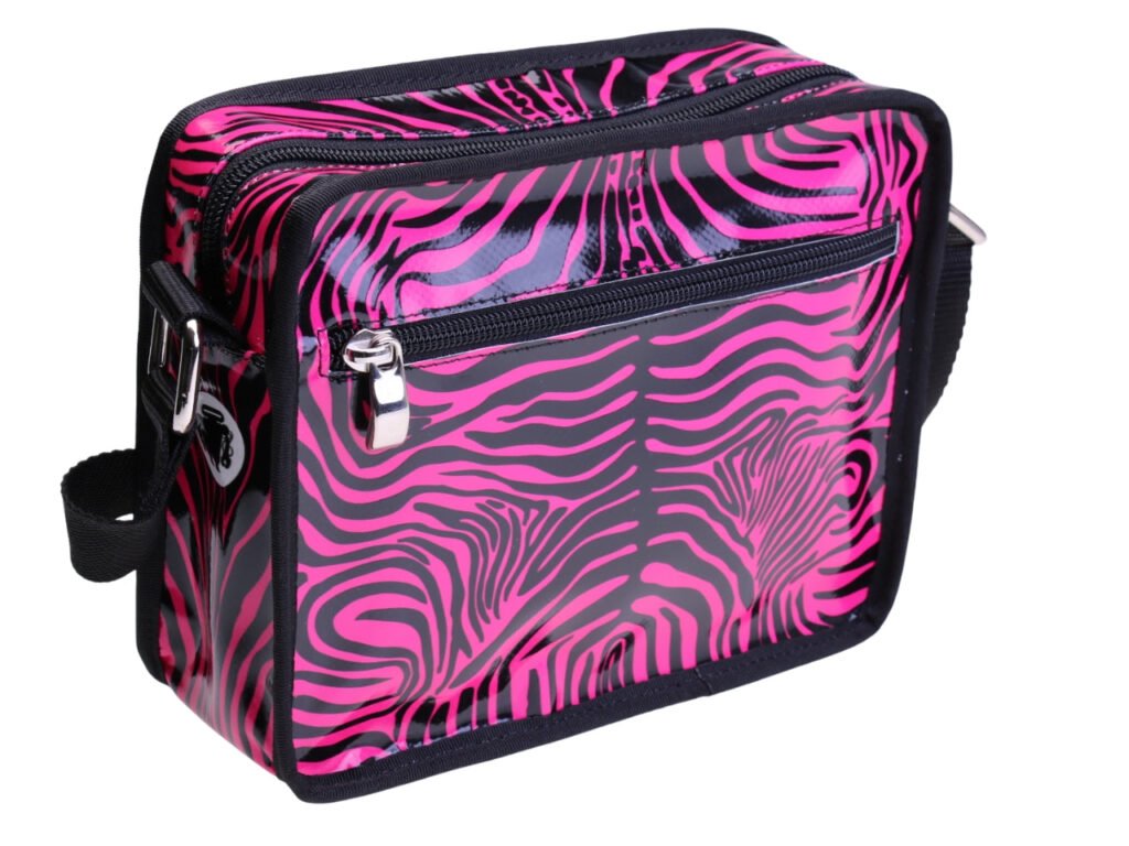 BORSA A TRACOLLA NERA E FUXIA CON FANTASIA ANIMALIER. MODELLO FRIK REALIZZATO CON TELONI DI CAMION.