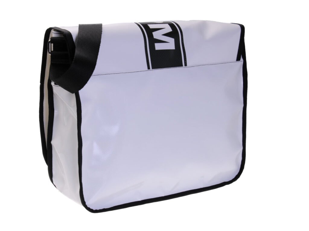 BORSA MESSENGER BIANCA. MODELLO SPOT REALIZZATO CON TELONI DI CAMION.