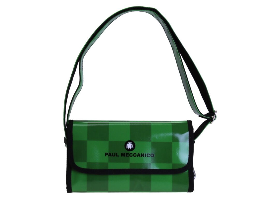 ...POCHETTE FANTASIA SCACCHI. MODELLO DI CARAMELLA REALIZZATO CON TELONI DI CAMION.