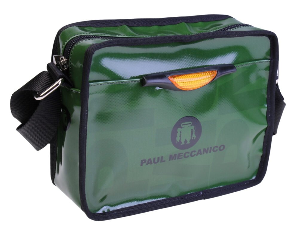 ...BORSA A TRACOLLA VERDE SCURO SENZA GENERE. MODELLO FRIK REALIZZATO CON TELONI DI CAMION.