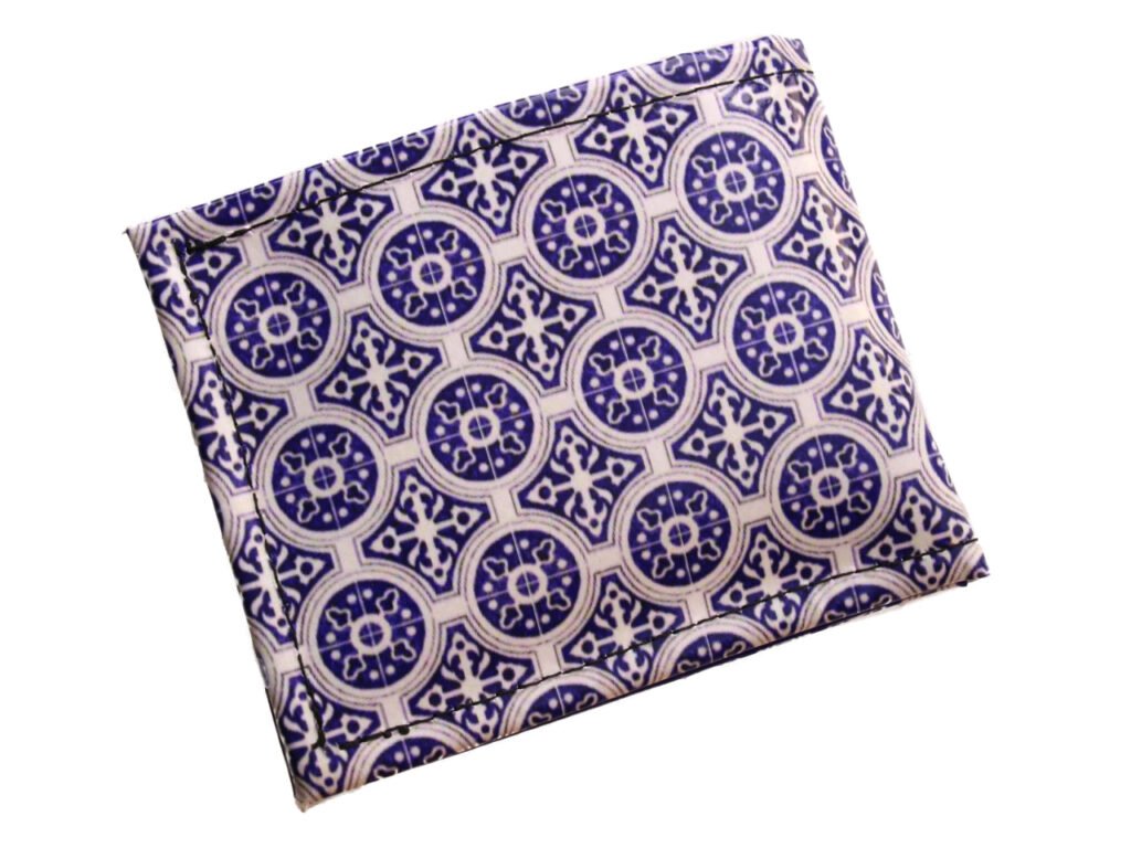 PORTAFOGLIO DA UOMO ROYAL E BIANCO CON FANTASIA MAIOLICA. MODELLO CRIK REALIZZATO CON TELONI DI CAMION.