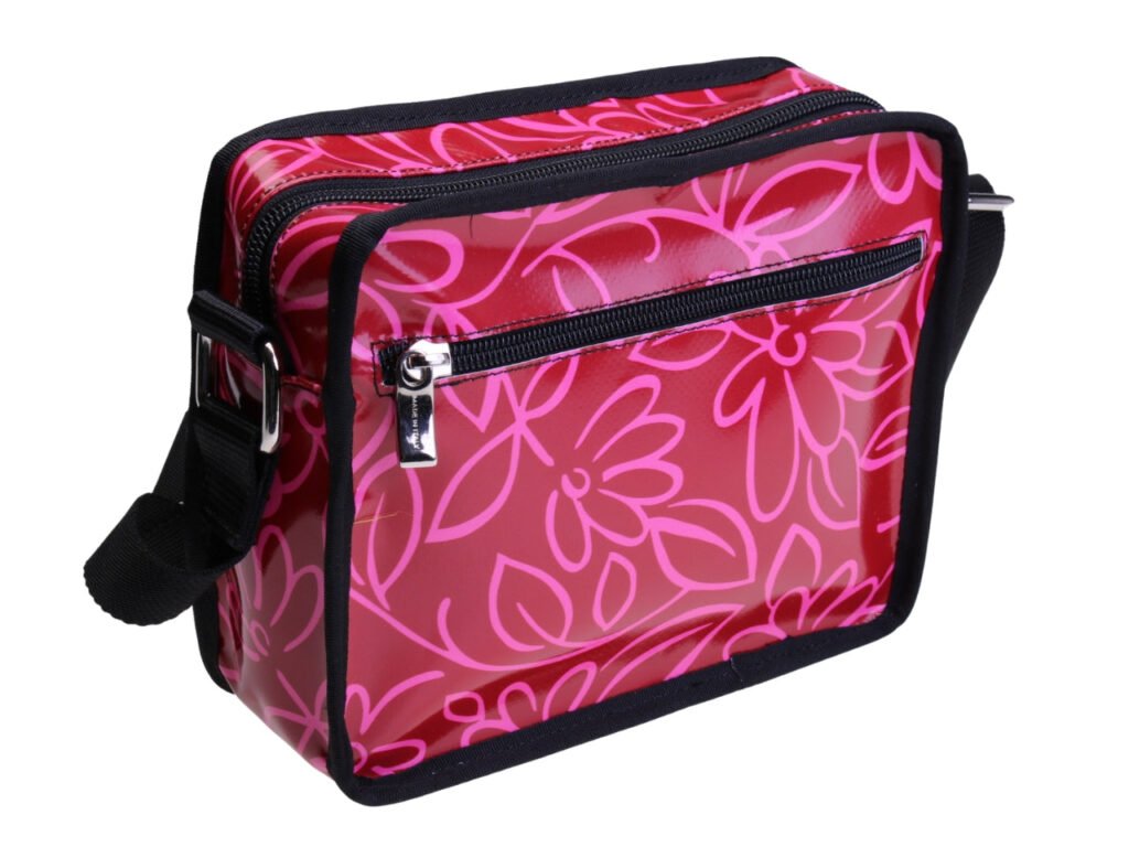 BORSA A TRACOLLA ROSA CON FANTASIA FLOREALE. MODELLO FRIK REALIZZATO CON TELONI DI CAMION.