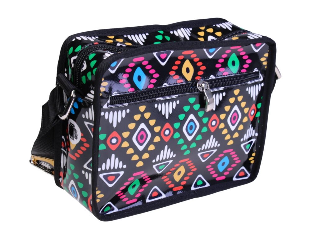 ...BORSA A TRACOLLA NERA GENDERLESS CON FANTASIA ETNICA. MODELLO FRIK REALIZZATO CON TELONI DI CAMION.