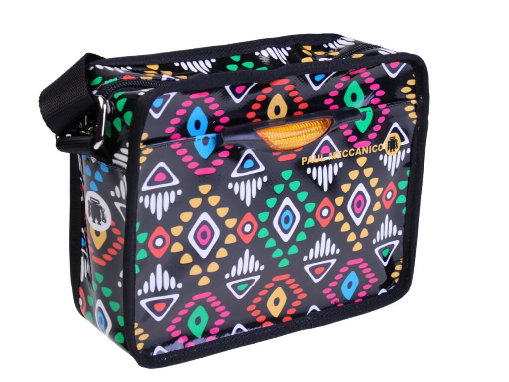 ...BORSA A TRACOLLA NERA GENDERLESS CON FANTASIA ETNICA. MODELLO FRIK REALIZZATO CON TELONI DI CAMION.