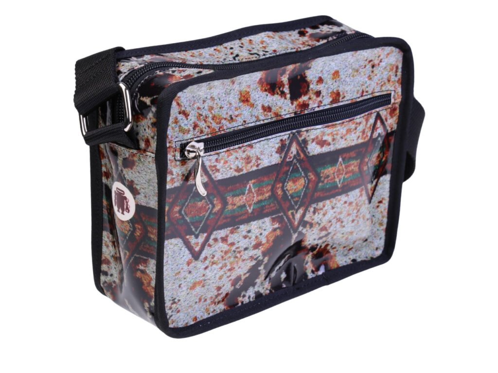 ...BORSA A TRACOLLA SENZA GENERE CON STILE INDIANO. MODELLO FRIK REALIZZATO CON TELONI DI CAMION.