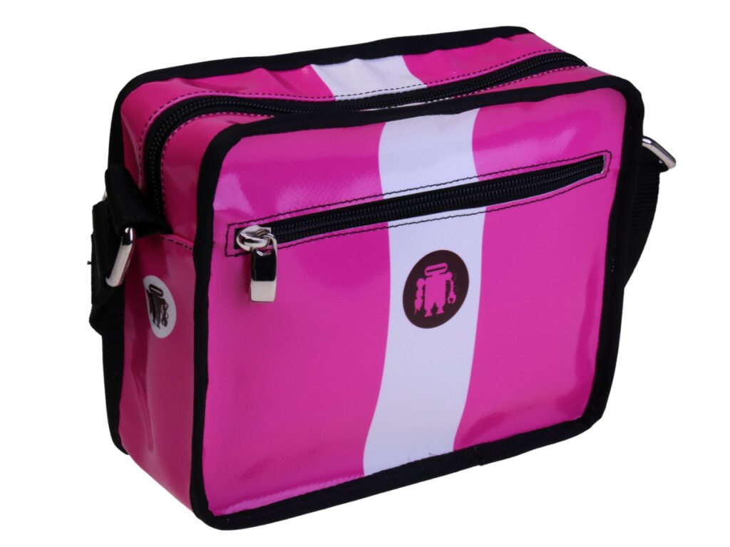 ...BORSA A TRACOLLA FUXIA E BIANCA. MODELLO FRIK REALIZZATO CON TELONI DI CAMION.