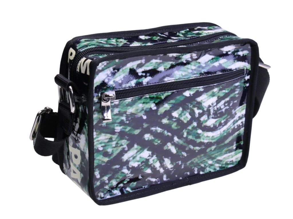 ...BORSA A TRACOLLA GENDERLESS CON FANTASIA CAMOUFLAGE. MODELLO FRIK REALIZZATO CON TELONI DI CAMION.