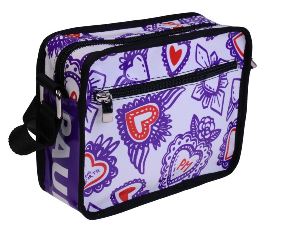 ..BORSA A TRACOLLA BIANCA "HEARTS". MODELLO FRIK REALIZZATO CON TELONI DI CAMION.