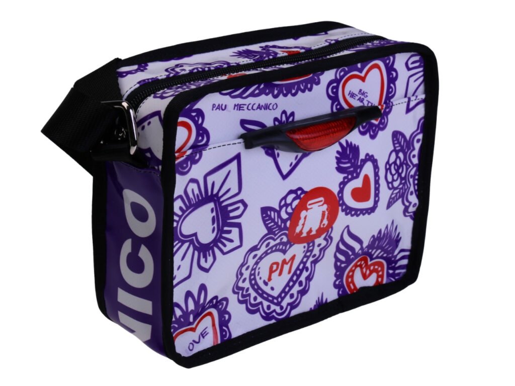 ..BORSA A TRACOLLA BIANCA "HEARTS". MODELLO FRIK REALIZZATO CON TELONI DI CAMION.