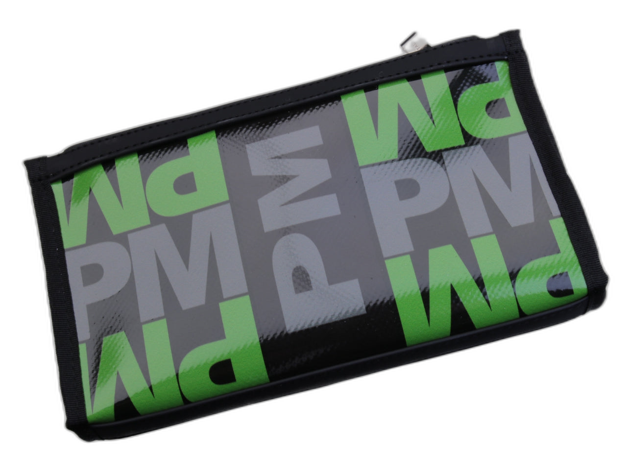 PORTAFOGLIO GRANDE DA DONNA NEI COLORI NERO, VERDE E GRIGIO CON SCRITTE FANTASIA. FOSSA MODELLO REALIZZATA CON TELONI DI CAMION. - Edizione limitata Paul Meccanico