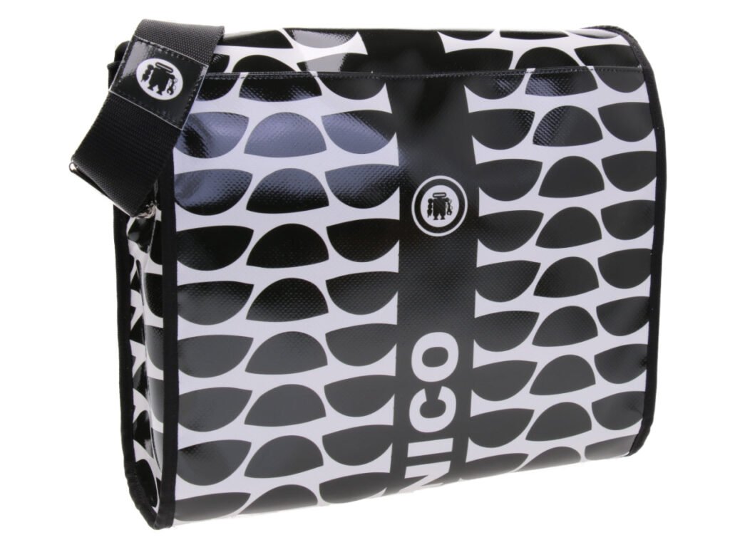 MAXI BORSA A TRACOLLA BIANCA E NERA. MODELLO BREAK REALIZZATO IN TELONE CAMION.