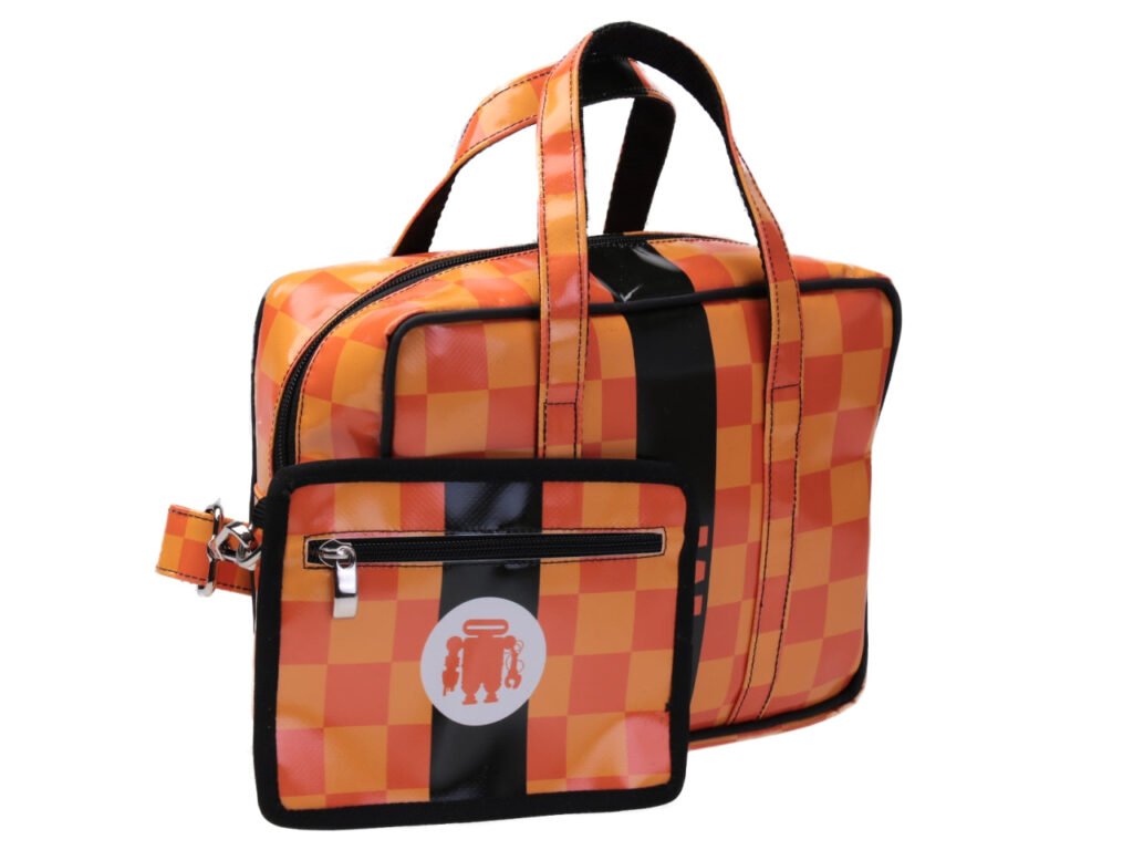 BORSA DA DONNA RETTANGOLARE ARANCIONE. MODELLO PINCA IN TELONE DA CAMION.