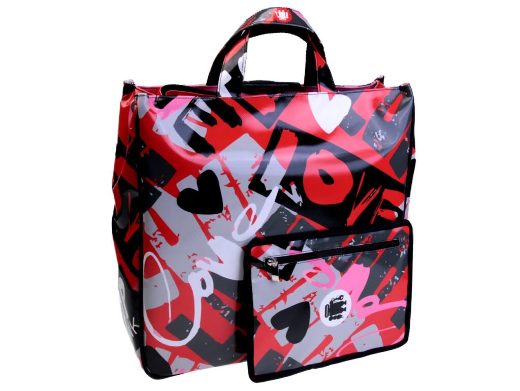 MAXI TOTE BAG ROSSA "LOVE". MODELLO AIRSTONE REALIZZATO CON TELONI DI CAMION.