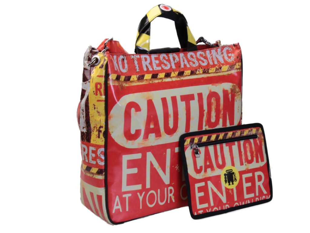 MAXI TOTE BAG "ALTA TENSIONE STOP". MODELLO DI TRAMPOLINO DI LANCIO REALIZZATO CON TELONI DI CAMION.