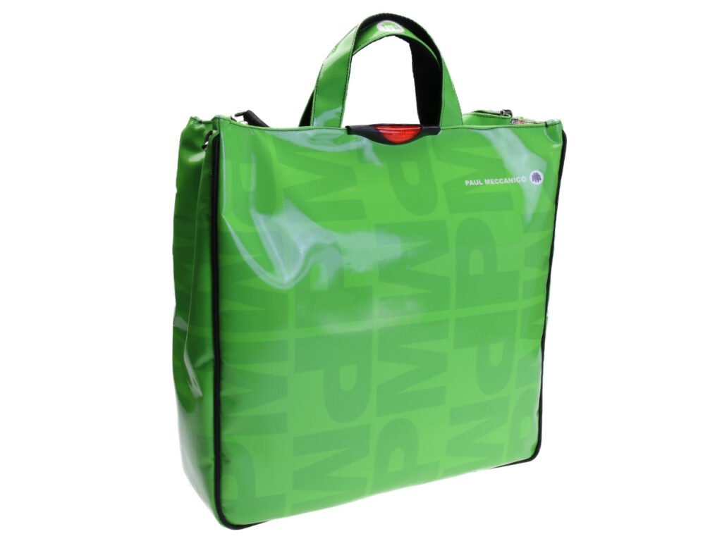 MAXI TOTE BAG VERDE MELA CON FANTASIA DI LETTERE. MODELLO DI AIRSTONE REALIZZATO CON TELONI DI CAMION.