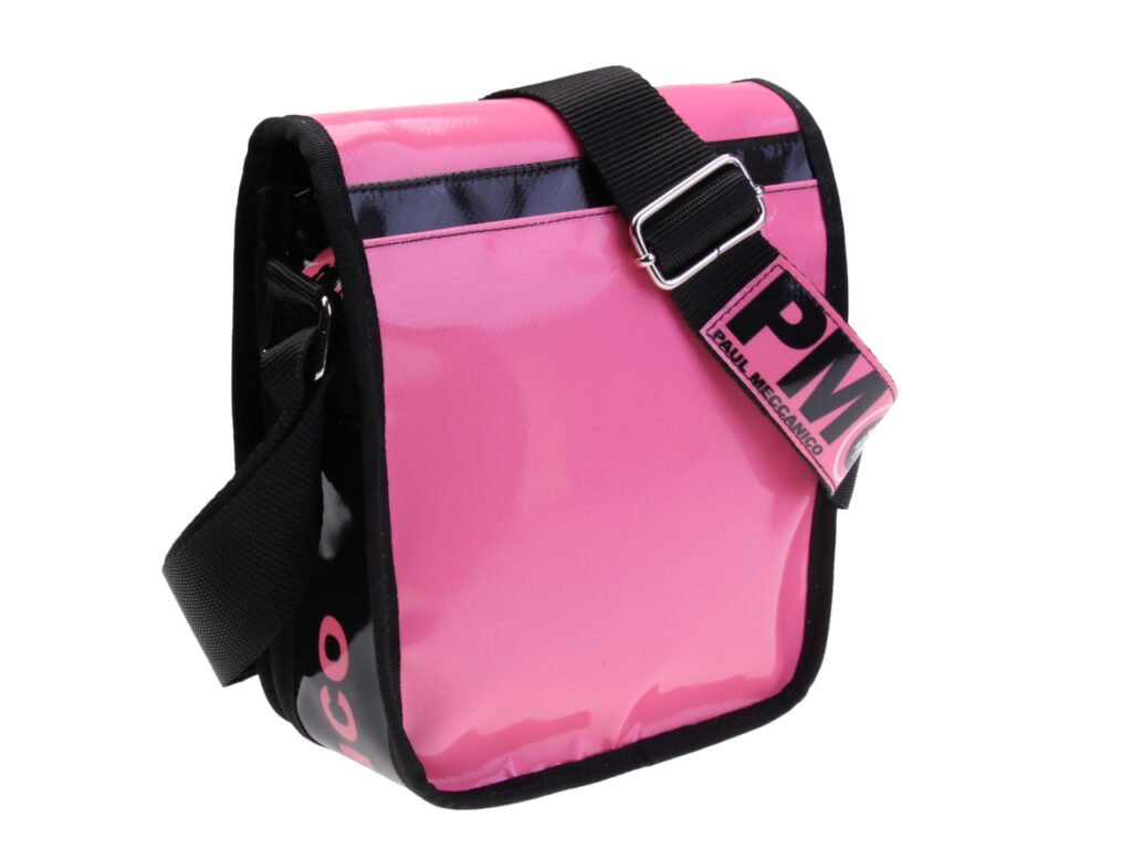 BORSA CROSSBODY NEI COLORI ROSA E NERO. MODELLO MIPOK REALIZZATO IN TELONE DA CAMION.