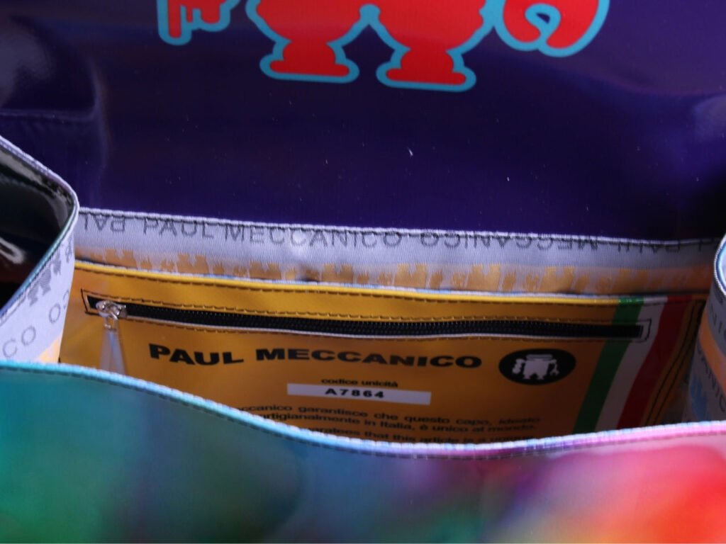 BORSA CROSSBODY CON FANTASIA TIE DYE. MODELLO DI ROTTURA REALIZZATO CON TELONI DI CAMION.