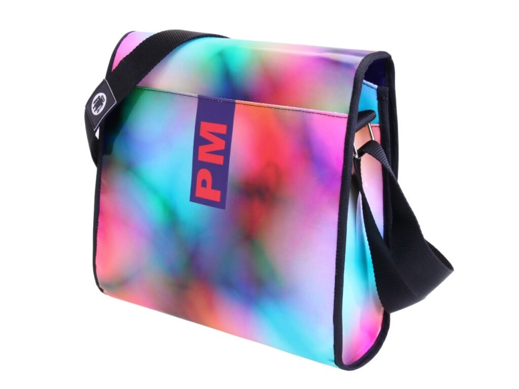 BORSA CROSSBODY CON FANTASIA TIE DYE. MODELLO DI ROTTURA REALIZZATO CON TELONI DI CAMION.