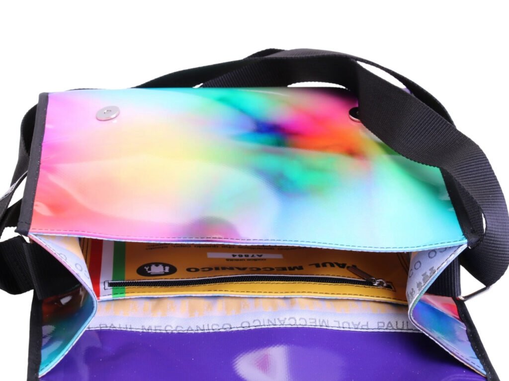 BORSA CROSSBODY CON FANTASIA TIE DYE. MODELLO DI ROTTURA REALIZZATO CON TELONI DI CAMION.