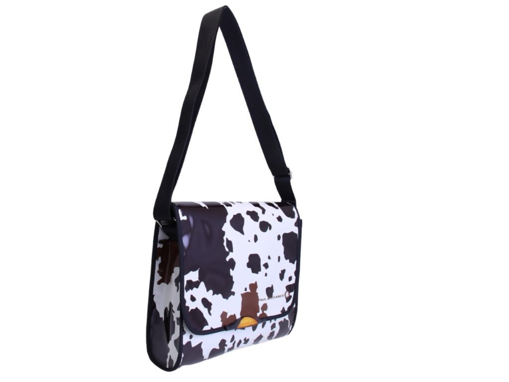 BORSA CROSSBODY IN BIANCO SPORCO CON FANTASIA CAMOUFLAGE. MODELLO DI ROTTURA REALIZZATO CON TELONI DI CAMION.