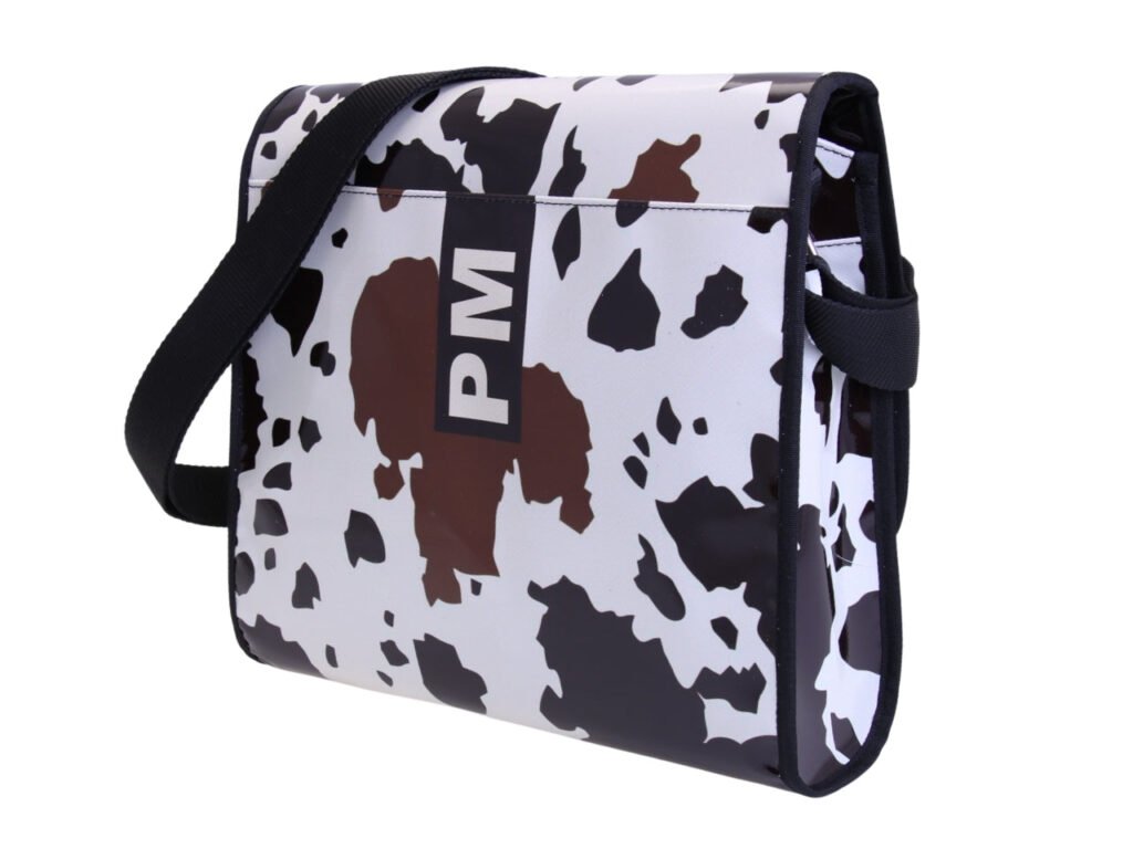 BORSA CROSSBODY IN BIANCO SPORCO CON FANTASIA CAMOUFLAGE. MODELLO DI ROTTURA REALIZZATO CON TELONI DI CAMION.