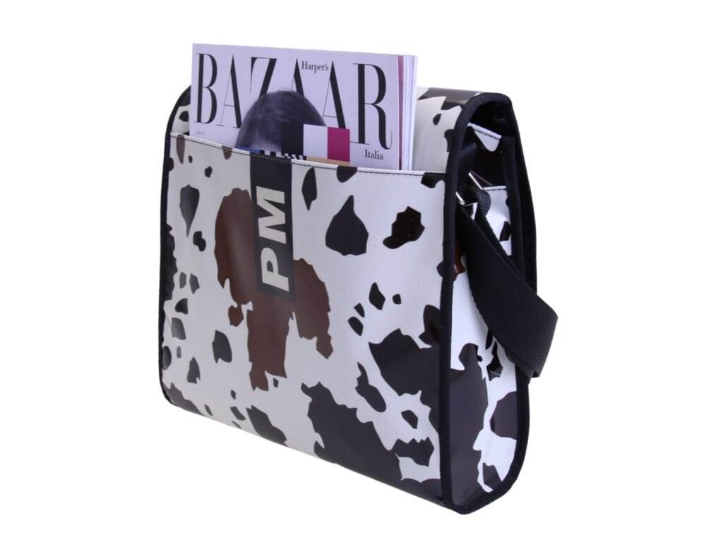 BORSA CROSSBODY IN BIANCO SPORCO CON FANTASIA CAMOUFLAGE. MODELLO DI ROTTURA REALIZZATO CON TELONI DI CAMION.