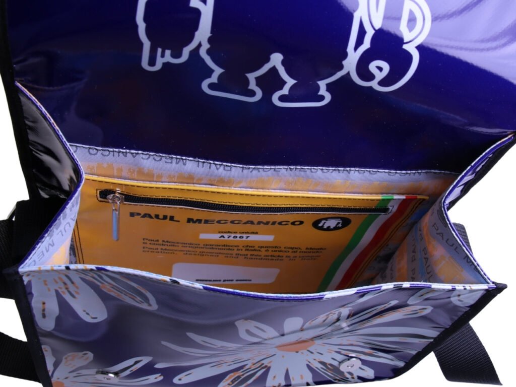 BORSA CROSSBODY BLU CON FANTASIA FLOREALE. MODELLO DI ROTTURA REALIZZATO CON TELONI DI CAMION.